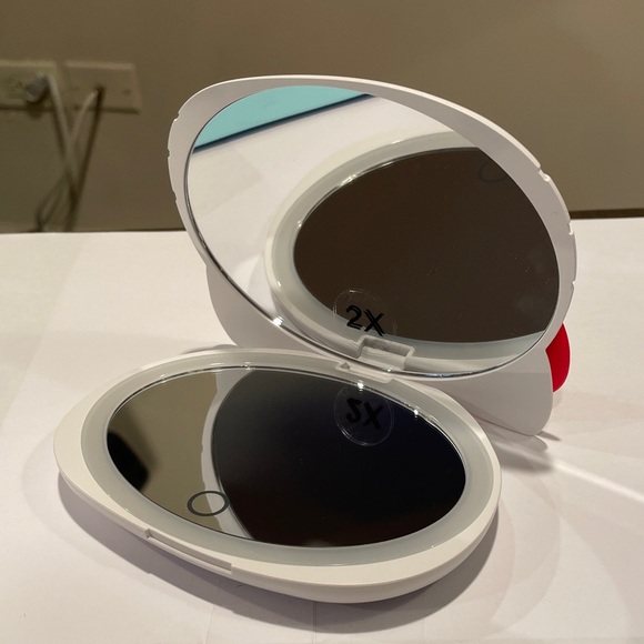 Hello Kitty Bundle includes Cosmetic Bag, Mirror and Facial Masks New - Picture 6 of 6